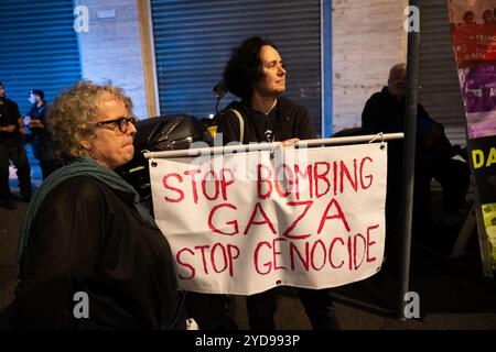 Rom, Rm, Italien. Oktober 2024. Bürger und Aktivisten kommen zusammen, um an einer Kundgebung zur Unterstützung Palästinas vor der US-Botschaft teilzunehmen. Die Polizei blockiert den Zugang. (Kreditbild: © Marco Di Gianvito/ZUMA Press Wire) NUR REDAKTIONELLE VERWENDUNG! Nicht für kommerzielle ZWECKE! Stockfoto