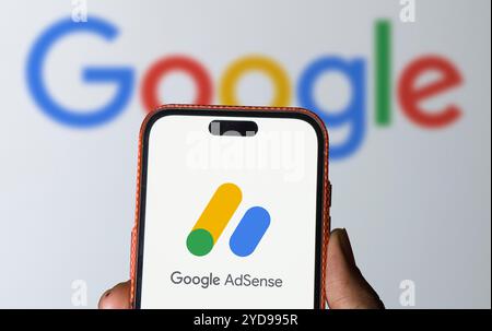 Dhaka, Bangladesch – 15. Juni 2024: Das Google Ads-Logo wird auf dem Smartphone angezeigt. Stockfoto