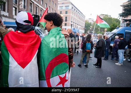 Rom, Rm, Italien. Oktober 2024. Bürger und Aktivisten kommen zusammen, um an einer Kundgebung zur Unterstützung Palästinas vor der US-Botschaft teilzunehmen. Die Polizei blockiert den Zugang. (Kreditbild: © Marco Di Gianvito/ZUMA Press Wire) NUR REDAKTIONELLE VERWENDUNG! Nicht für kommerzielle ZWECKE! Stockfoto