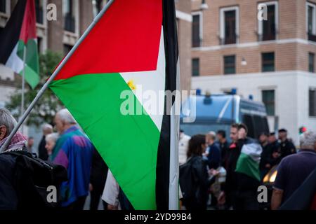 Rom, Rm, Italien. Oktober 2024. Bürger und Aktivisten kommen zusammen, um an einer Kundgebung zur Unterstützung Palästinas vor der US-Botschaft teilzunehmen. Die Polizei blockiert den Zugang. (Kreditbild: © Marco Di Gianvito/ZUMA Press Wire) NUR REDAKTIONELLE VERWENDUNG! Nicht für kommerzielle ZWECKE! Stockfoto