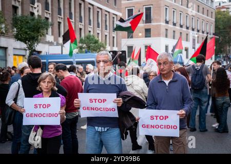 Rom, Rm, Italien. Oktober 2024. Bürger und Aktivisten kommen zusammen, um an einer Kundgebung zur Unterstützung Palästinas vor der US-Botschaft teilzunehmen. Die Polizei blockiert den Zugang. (Kreditbild: © Marco Di Gianvito/ZUMA Press Wire) NUR REDAKTIONELLE VERWENDUNG! Nicht für kommerzielle ZWECKE! Stockfoto