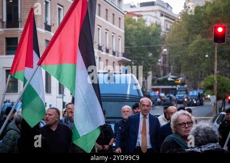 Rom, Rm, Italien. Oktober 2024. Bürger und Aktivisten kommen zusammen, um an einer Kundgebung zur Unterstützung Palästinas vor der US-Botschaft teilzunehmen. Die Polizei blockiert den Zugang. (Kreditbild: © Marco Di Gianvito/ZUMA Press Wire) NUR REDAKTIONELLE VERWENDUNG! Nicht für kommerzielle ZWECKE! Stockfoto