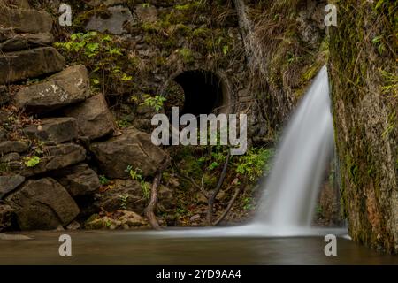 Kleiner Wasserfall in der Nähe des Dorfes Jaworki Biala Woda am bewölkten Herbsttag Stockfoto