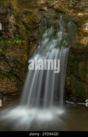 Kleiner Wasserfall in der Nähe des Dorfes Jaworki Biala Woda am bewölkten Herbsttag Stockfoto