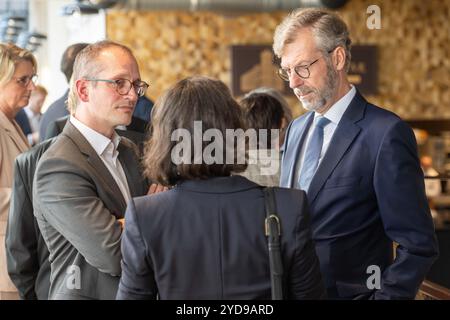 Vlissingen, Niederlande. Oktober 2024. Robert de Groot (R), Vizepräsident der Europäischen Investitionsbank, und Frederic Dunon, CEO von Elia Transmission Belgium, fotografierten vor einem Besuch der Baustelle der Energieinsel „Prinzessin Elisabeth Island“ von Elia in Vlissingen, Niederlande, am Freitag, den 25. Oktober 2024. BELGA PHOTO JONAS ROOSENS Credit: Belga News Agency/Alamy Live News Stockfoto