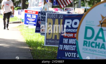 Cluster von Wahlschildern vor der Public Library in Miami Dade, Florida 2024 Stockfoto