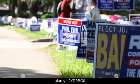 Cluster von Wahlschildern vor der Public Library in Miami Dade, Florida 2024 Stockfoto