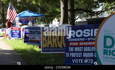 Cluster von Wahlschildern vor der Public Library in Miami Dade, Florida 2024 Stockfoto