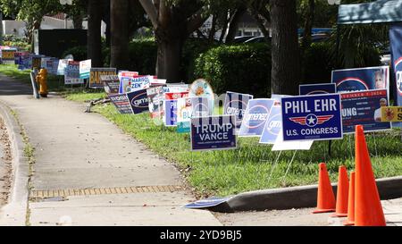 Cluster von Wahlschildern vor der Public Library in Miami Dade, Florida 2024 Stockfoto