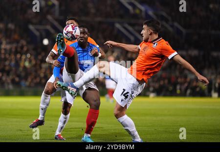 Portsmouth's Christian Saydee im Kampf gegen Pol Valentin von Sheffield am Mittwoch während des Sky Bet Championship Matches im Fratton Park, Portsmouth. Bilddatum: Freitag, 25. Oktober 2024. Stockfoto