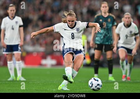 Georgia Stanway (8 England) erzielte beim Internationalen Freundschaftsspiel zwischen England Frauen und Deutschland im Wembley Stadium in London am 25. Oktober 2024 einen Elfmeterschießer. (Foto: MI News/NurPhoto) Credit: NurPhoto SRL/Alamy Live News Stockfoto