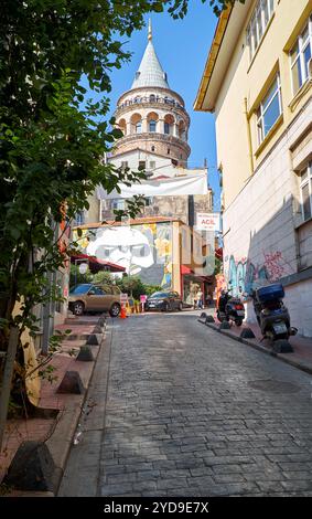 ISTANBUL, TÜRKEI - 23. JUNI 2016: Der Galata-Turm (Galata Kulesi; Turm Christi), der mittelalterliche Stein-Turm, der von Genuesen erbaut wurde, aus der alten Sicht Stockfoto