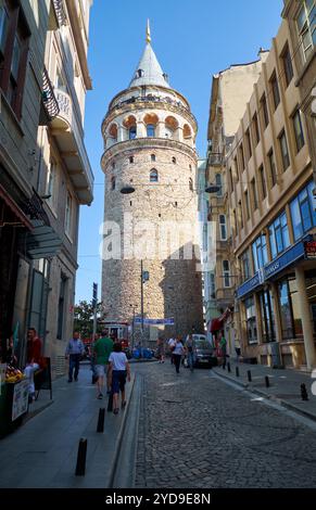 ISTANBUL, TÜRKEI - 23. JUNI 2016: Der Galata-Turm (Galata Kulesi; Turm Christi), der mittelalterliche Stein-Turm, der von Genuesen erbaut wurde, aus der alten Sicht Stockfoto