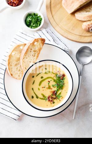 Schüssel Kartoffelsuppe mit Petersilie und Speck mit gerösteten Brotcroutons in einer weißen Schüssel. Komfortmahlzeit Stockfoto