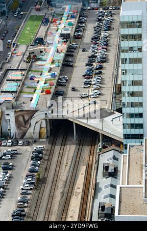 Calgary Alberta Canada, 11. Oktober 2024: Park im Freien auf einer alten Parkade gebaut, die Wandertunnel im Zentrum eines geschäftigen Stadtzentrums mit einem Stadtgebiet bedeckt Stockfoto