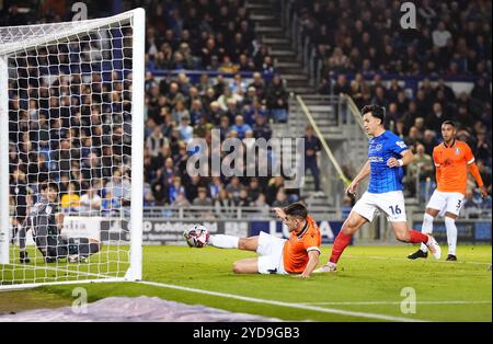 Pol Valentin am Mittwoch von Sheffield macht beim Sky Bet Championship-Spiel in Fratton Park, Portsmouth, eine Torlinie. Bilddatum: Freitag, 25. Oktober 2024. Stockfoto