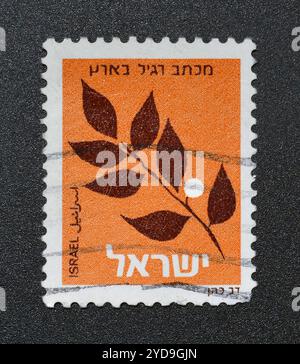 Gestempelte Briefmarke, gedruckt von Israel, auf der Olivenzweig zu sehen ist, um 1982. Stockfoto