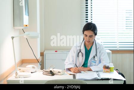 Vor dem Treffen mit der Familie des Patienten überprüft der Arzt die Anamnese des Patienten und analysiert die Ergebnisse. Im Doktor offic Stockfoto