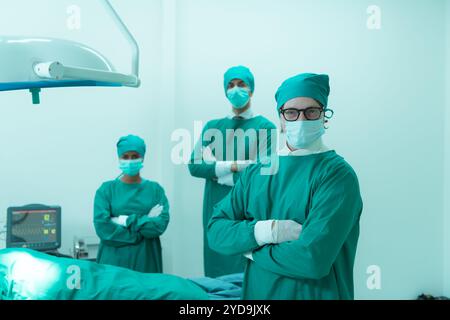 Porträt eines Medizinprofessors für Kardiologie und eines Ärzteteams im Operationssaal, der sich einer Herztransplantation unterzieht Stockfoto