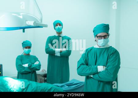 Porträt eines Medizinprofessors für Kardiologie und eines Ärzteteams im Operationssaal, der sich einer Herztransplantation unterzieht Stockfoto