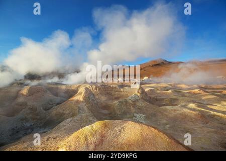 Sol de MaÃ±ana - einzigartiges Geysirfeld und Geothermiegebiet auf einer Höhe von 5000 Metern im Altiplano von Bolivien Stockfoto