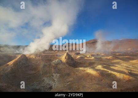 Sol de MaÃ±ana - einzigartiges Geysirfeld und Geothermiegebiet auf einer Höhe von 5000 Metern im Altiplano von Bolivien Stockfoto