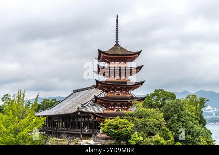 Hiroshima, Japan - 20. August 2024 : Allgemeine Ansicht der fünfstöckigen Pagode und des Toyokuni-jinja-shinto-Schreins hinten. Gelegen auf der Insel miyajima. Stockfoto