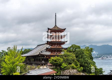 Hiroshima, Japan - 20. August 2024 : Allgemeine Ansicht der fünfstöckigen Pagode und des Toyokuni-jinja-shinto-Schreins hinten. Gelegen auf der Insel miyajima. Stockfoto