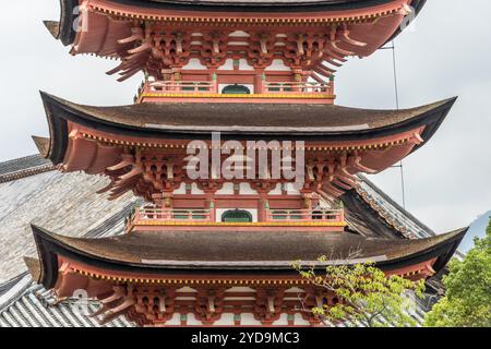 Hiroshima, Japan - 20. August 2024 : Nahaufnahme der fünfstöckigen Pagode am Toyokuni-jinja shinto-Schrein. Gelegen auf der Insel miyajima. Stockfoto