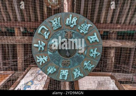 Hiroshima, Japan - 20. August 2024 : Antike Kompass (hoyiban) am Toyokuni Jinja shinto-Schrein (Senjokaku). Gelegen auf der Insel Miyajima. Stockfoto