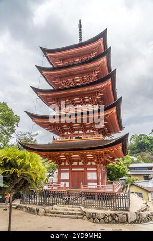 Hiroshima, Japan - 20. August 2024 : Weitwinkelansicht der fünfstöckigen Pagode am Toyokuni-jinja shinto-Schrein. Gelegen auf der Insel miyajima. Stockfoto