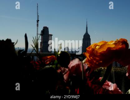 New York, Usa. Oktober 2024. Das Empire State Building und der Bau der 520 Fifth Avenue sind am Freitag, den 25. Oktober 2024 in New York City von den Fenstern des Rainbow Room zu sehen. Foto: John Angelillo/UPI Credit: UPI/Alamy Live News Stockfoto