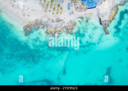 Aus der Vogelperspektive auf den Sandstrand und das Meer mit kleinen Wellen in Cancun, Mexiko. Draufsicht von der Drohne. Playa Caracol von Riviera Maya in Q Stockfoto