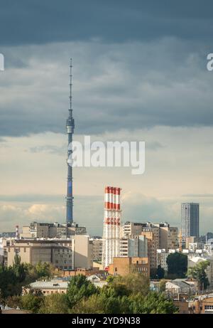 Ostankino-Turm über Moskauer Stadtlandschaft im Sommer, Russland. Panorama von Moskau und Fernsehturm auf blauem Himmel Hintergrund. Moskau Stadt SK Stockfoto