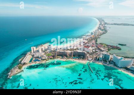 Panoramablick auf den Strand von Cancun und die Hotelzone der Stadt in Mexiko. Karibische Küstenlandschaft des mexikanischen Resorts mit Beach Play Stockfoto