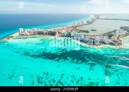 Luftaufnahme des Strandes von Cancun in Mexiko. Karibische Küstenlandschaft auf der Halbinsel Yucatan Stockfoto