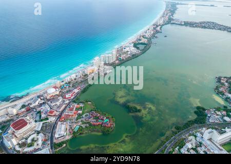 Panoramablick auf den Strand von Cancun und die Hotelzone der Stadt in Mexiko. Karibische Küstenlandschaft des mexikanischen Resorts mit Beach Play Stockfoto