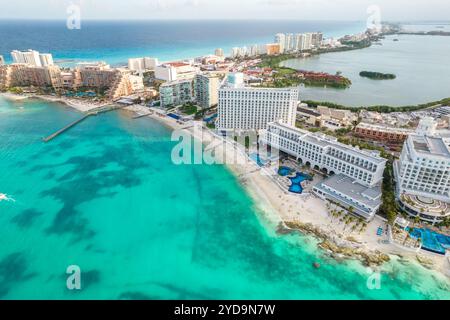 Panoramablick auf den Strand von Cancun und die Hotelzone der Stadt in Mexiko. Karibische Küstenlandschaft des mexikanischen Resorts mit Beach Play Stockfoto