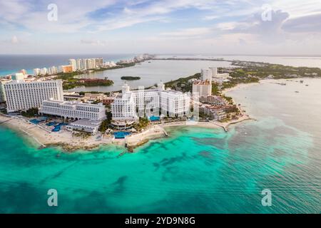 Panoramablick auf den Strand von Cancun und die Hotelzone der Stadt in Mexiko. Karibische Küstenlandschaft des mexikanischen Resorts mit Beach Play Stockfoto