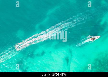 Tolle Aussicht von oben auf die Yacht. Luftaufnahme eines luxuriösen schwimmenden kleinen Schiffes im blauen Karibischen Meer. Yacht am Meer in Cancun in Mexiko Stockfoto
