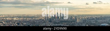 Moskauer Luftpanorama mit Blick auf das Stadtviertel von Moskau. Wolkenkratzer im Zentrum der Hauptstadt. Panorama der russischen Stadt du Stockfoto