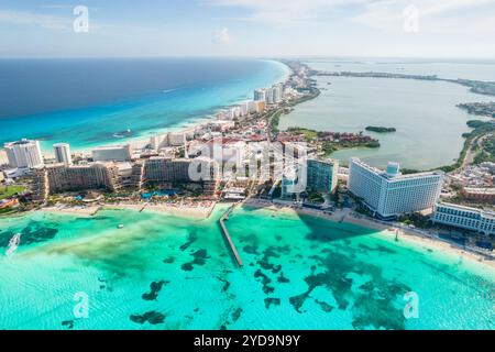 Panoramablick auf den Strand von Cancun und die Hotelzone der Stadt in Mexiko. Karibische Küstenlandschaft des mexikanischen Resorts mit Beach Play Stockfoto