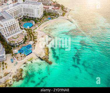 Cancun, Mexiko - 17. September 2021: Blick auf das wunderschöne Hotel Riu Palace Las Americas in der Hotelzone von Cancun. Riviera Maya Region in Quintana Roo Stockfoto