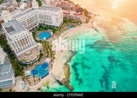 Cancun, Mexiko - 17. September 2021: Blick auf das wunderschöne Hotel Riu Palace Las Americas in der Hotelzone von Cancun. Riviera Maya Region in Quintana Roo Stockfoto