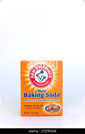 Arm and Hammer Backnatron Box. Nummer 1 der vertrauenswürdigen Marke in Amerika für Backen, Reinigen und Entkerben. Stockfoto