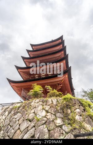 Hiroshima, Japan - 20. August 2024 : Weitwinkelansicht der fünfstöckigen Pagode am Toyokuni-jinja shinto-Schrein von der Steinbasis. Befindet sich in Miyajim Stockfoto