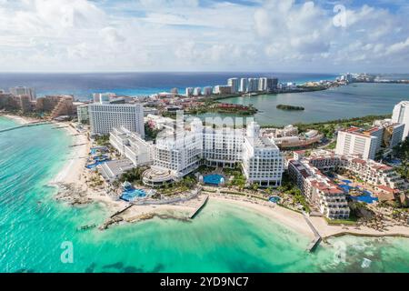 Cancun, Mexiko - 17. September 2021: Blick auf das wunderschöne Hotel Riu Palace Las Americas in der Hotelzone von Cancun. Riviera Maya Region in Quintana Roo Stockfoto