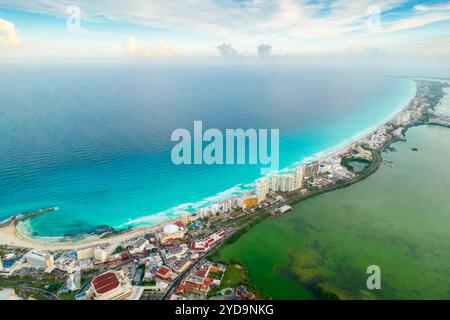 Panoramablick auf den Strand von Cancun und die Hotelzone der Stadt in Mexiko. Karibische Küstenlandschaft des mexikanischen Resorts mit Beach Play Stockfoto