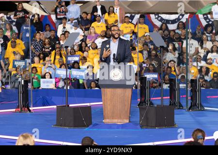 Atlanta, USA. Oktober 2024. Tyler Perry spricht bei der Wahlkampfkundgebung für Kamala Harris in Clarkston, GA, am 25. Oktober 2024. (Foto: Lawrence Cooper/SIPA USA) Credit: SIPA USA/Alamy Live News Stockfoto