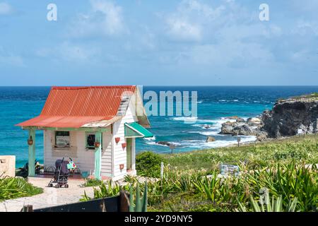 Isla Mujeres, Cancun, Mexiko - 13. September 2021: Punta Sur - südlichster Punkt der Isla Mujeres, Mexiko. Strand mit Felsen auf C Stockfoto